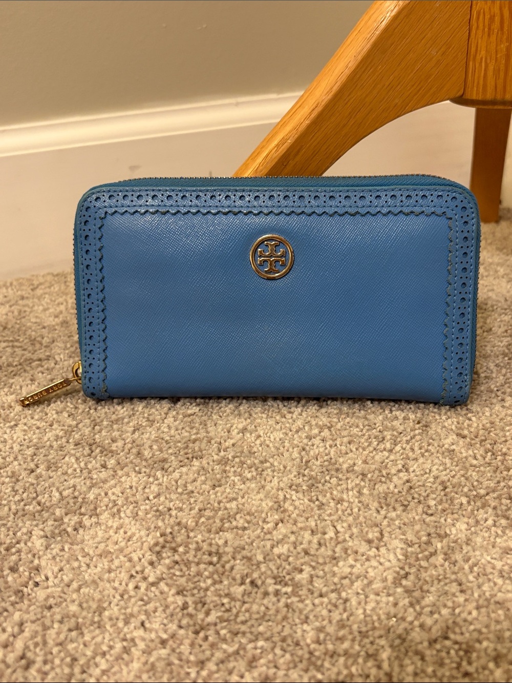 Tory Burch Blue Saffiano Leather Zip Around Wallet Scalloped Edge Gold Logo